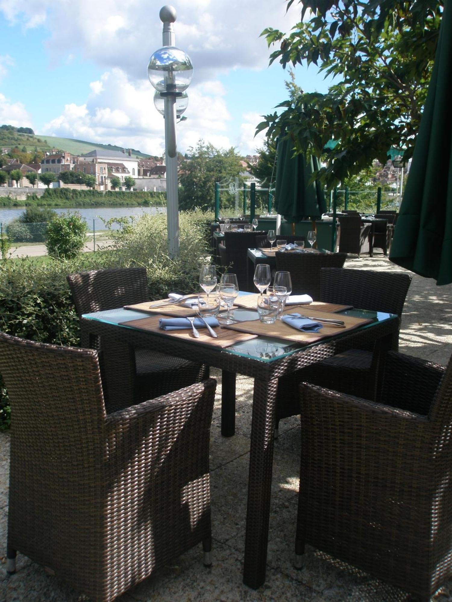 Hotel Restaurant Le Rive Gauche Joigny Kültér fotó